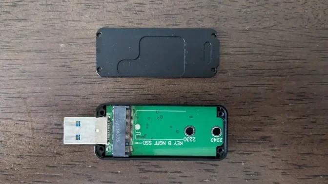 M.2 SSDケース→開く