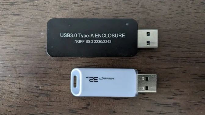 M.2 SSDケースとUSBメモリー