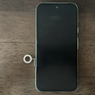 Google Pixel 8a→SIMピンでトレイを取り出す