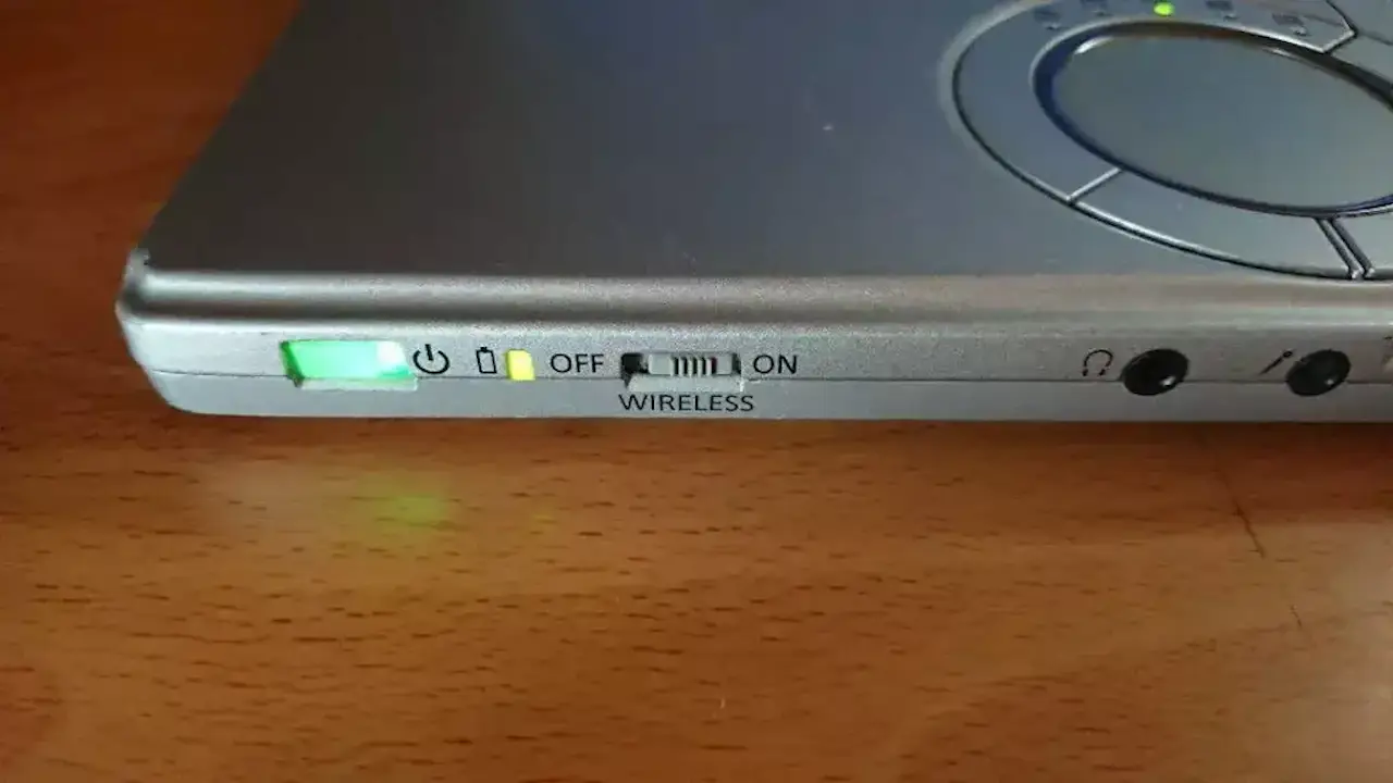 ノートパソコンを閉じたまま電源を入れるには？