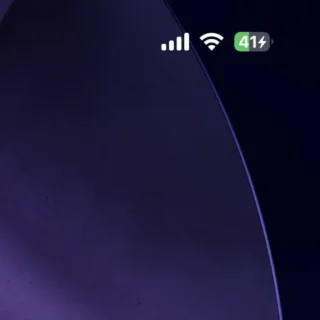 iPhone→ステータスバー→充電中